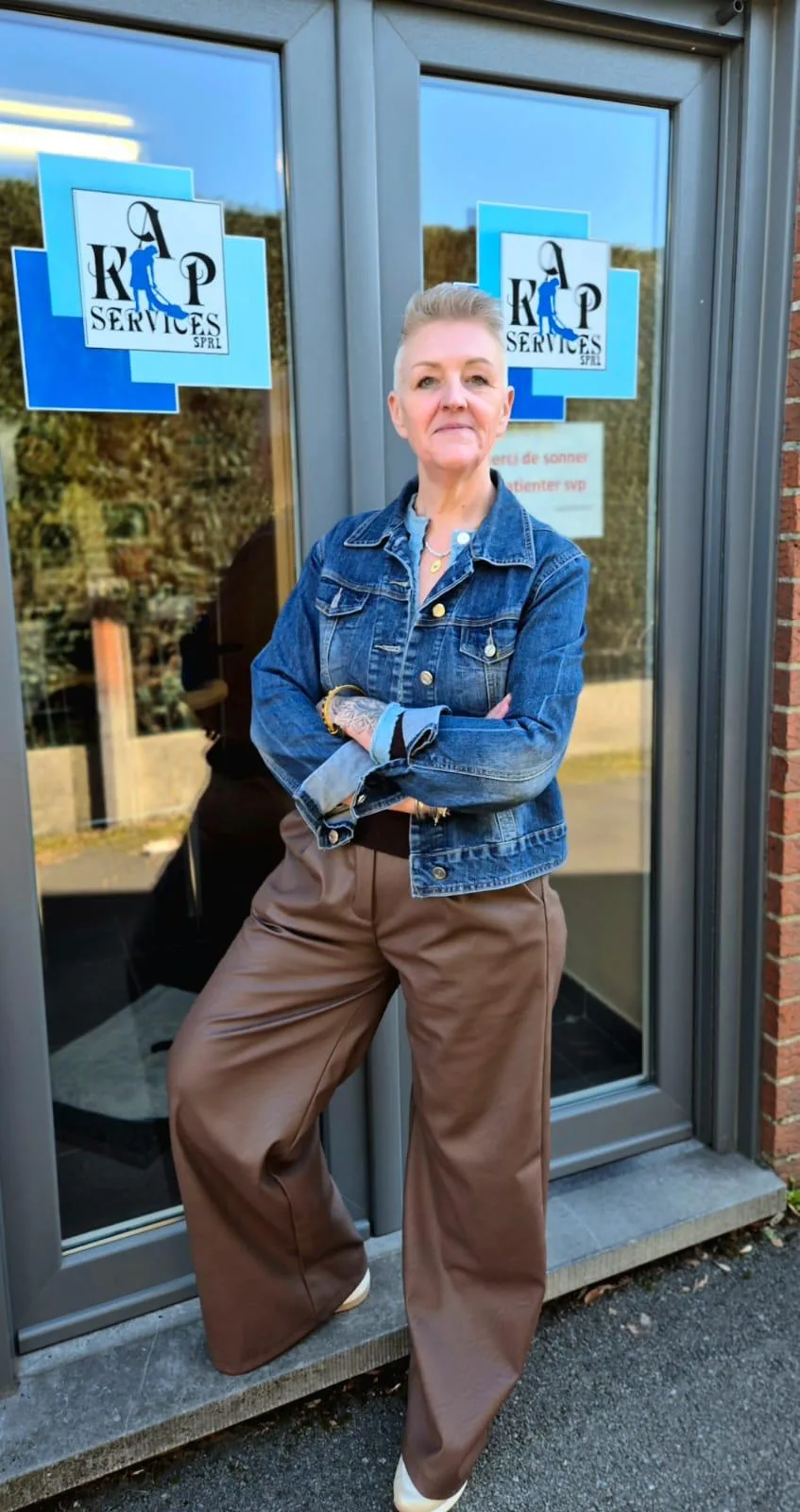 Encadrante Kap Services devant l'entrée de l'agence